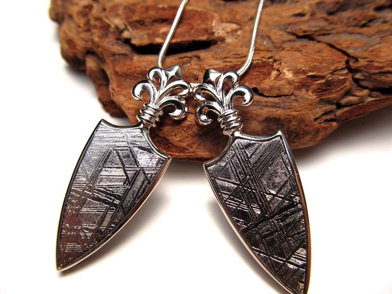 激安宣言 ギベオン フレアダガー型彫刻 ペンダントトップ 縦約39mm 1個売りSilver925 隕石 メテオライト ナミビア・ハルダブ州産 geki-met2F48