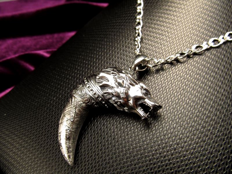 激安宣言 ギベオン ウルフファングペンダントトップ 縦約43.5mm 1個売り SILVER925メテオライト 隕石 ナミビア・ハルダブ州産 geki-met2F44