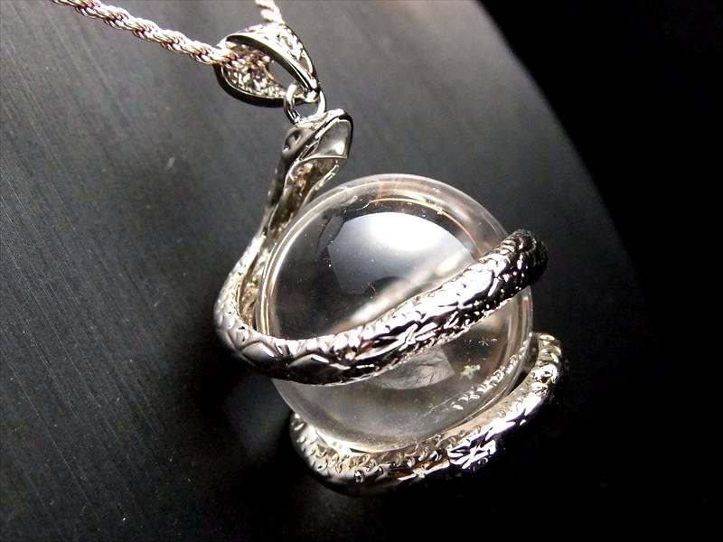 シルバー 天然水晶を抱えた白蛇 ペンダントトップ サイズ：縦約32ミリ 水晶の直径約20ミリ 透明水晶にヘビが巻き付く最高の運気アップアイテム へび ヘビ