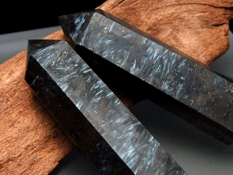 ヌーマイト 六角柱 重さ 50g-60g 鮮地球最古のパワーストーン ポイント 激安大放出 極上天然石 グリーンランド産 パワーストーン 天然石