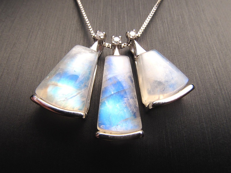 4A ブルームーンストーン ペンダント トップ ジルコニア装飾付き 重さ1.7-2.3g インド産