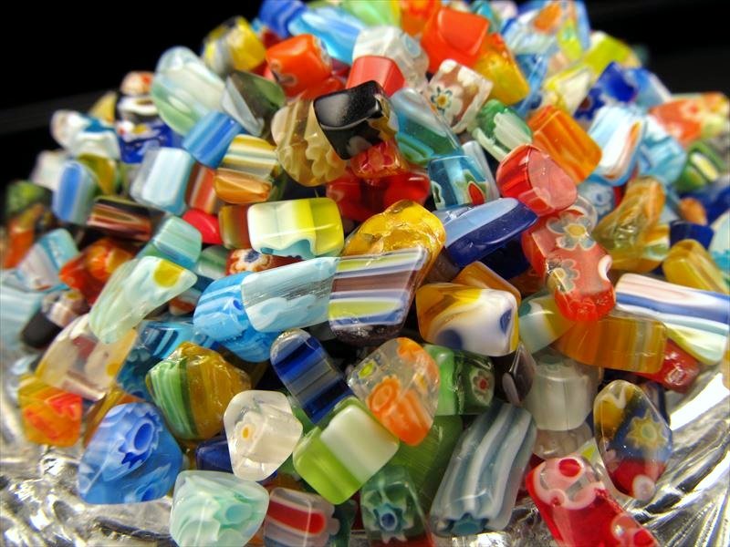 トンボ玉 とんぼ玉 サザレ つやつや小粒タイプ 200グラム 約5-20ミリ 可愛らしいデザインいっぱいのさざれ 昔ながらの人工ビーズ パワーストーン 天然石