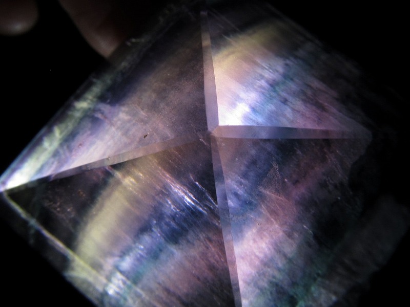 5A フローライト ピラミッド 重さ123g 裏から光をあてると虹色に 神秘的 置物 天然石 パワーストーン パワーストーン 天然石