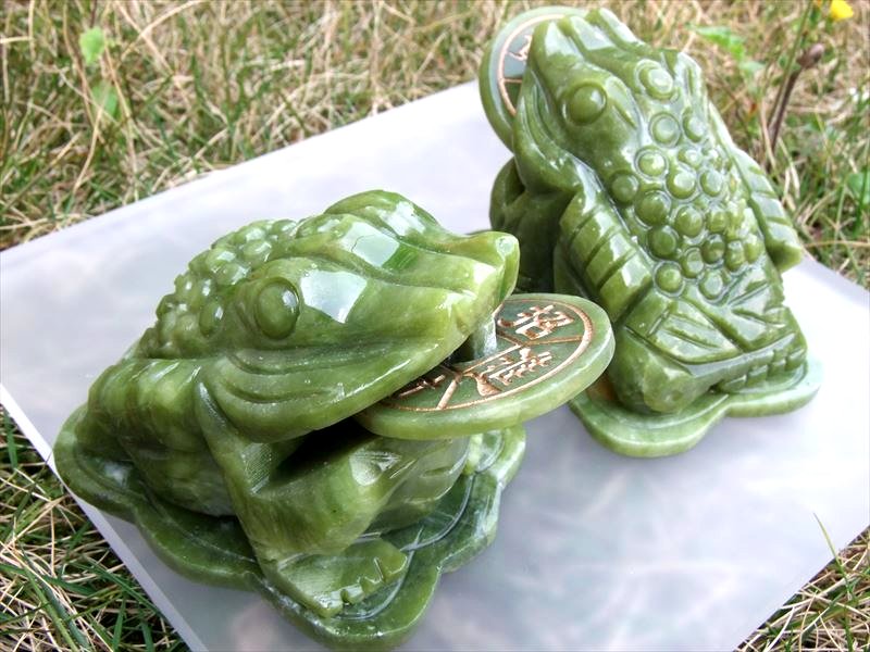 目元可愛い インテリアに サーペンティン 蛇紋石 銭蛙 三本脚のカエル 彫刻置物 500-600g前後 縦約10cm×横約7.5cm×高さ約6cm 招財進寶 パワーストーン