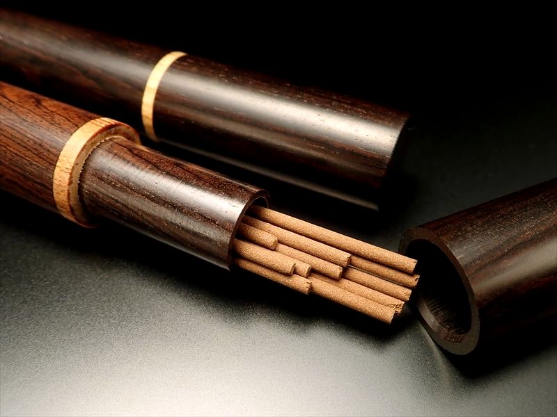 シンプルデザインお香入れ 高さ約21.5cm 幅約9.5cm オシャレなアンティーク調カラー ゴールドラインがアクセント お香の持ち運びにおすすめ 木製お香入れ