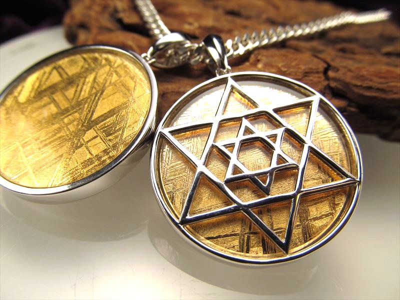 激安宣言 メタトロン・キューブ ギベオンペンダントトップ ゴールドカラー Lサイズ 縦約27mm 1個売り SILVER925 メテオライト 隕石 ナミビア・ハルダブ州産