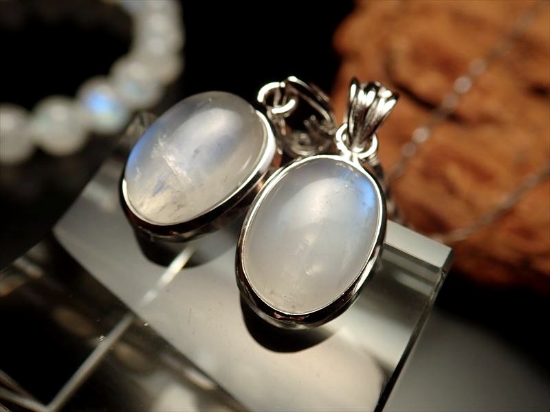 激安宣言 ブルームーンストーンペンダントトップ ぷっくりオーバル型 石サイズ縦約11mm×横幅約8.8mm 1個売り シルバーカラー インド産 geki-1010B6