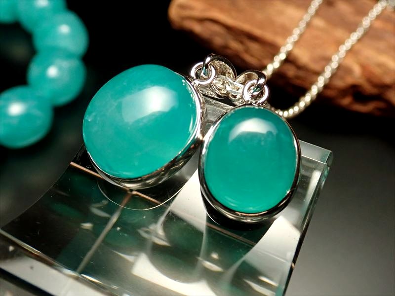 激安宣言 ネオンアマゾナイトペンダントトップ ぷっくりオーバル型 石サイズ縦約11mm-14mm前後 1個売り シルバーカラー ウイグル産 geki-1010B11