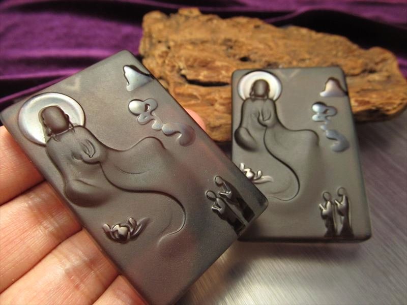 激安宣言 透明オブシディアン 黒曜石 仏教徒情景図彫り カービングプレート タイプB フロストタイプ 縦約56mm メキシコ産 geki-obG13 パワーストーン 天然石