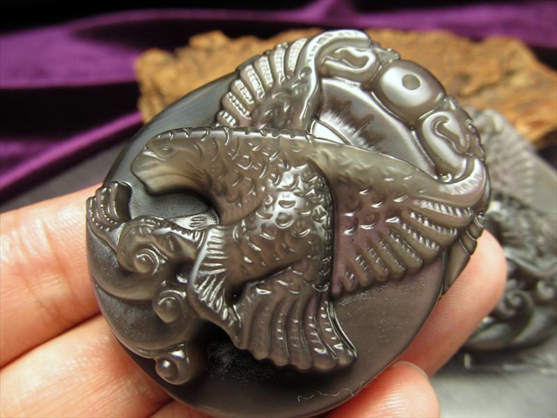 激安宣言 レインボーオブシディアン 黒曜石 鷹 ホーク 彫りカービングプレート 縦約49mm メキシコ産 geki-obG52 パワーストーン 天然石