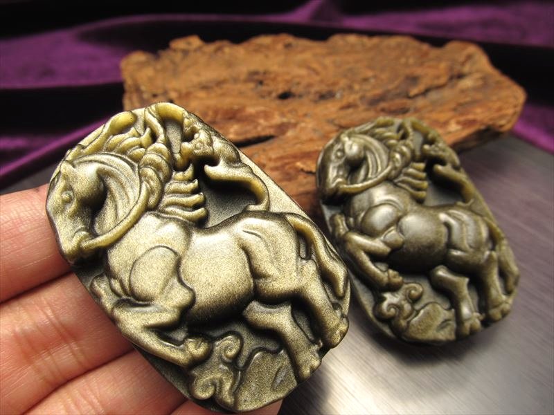 激安宣言 ゴールデンシャインオブシディアン 黒曜石 馬彫りカービングプレート 縦約51mm メキシコ産 geki-obG76 パワーストーン 天然石