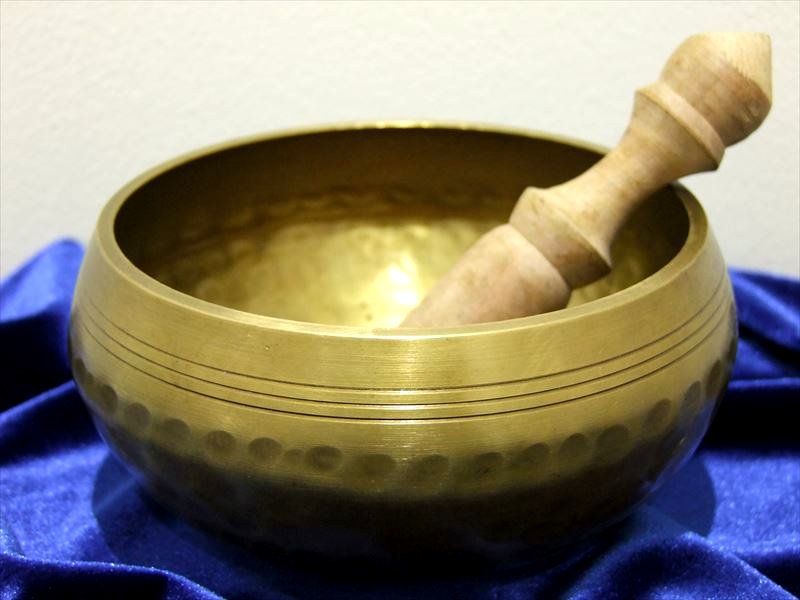 チベット仏教法具 シンギングボウル 中サイズ 直径120mm前後 マレット[枹 ばち ]付き ハンドメイド仕上げ 主に銅製 今回のマレットは木製 inmy