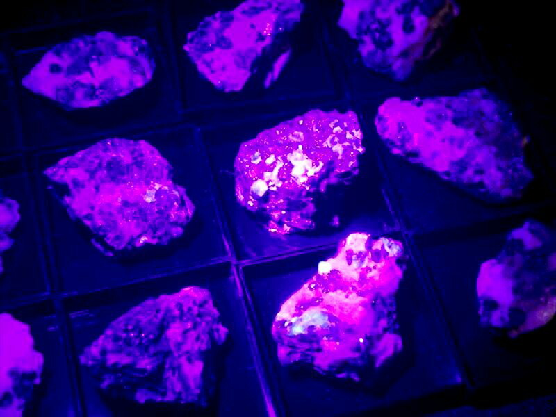 ウィレマイト・カルサイト・フランクリナイト共生ミニチュア結晶原石 黄緑色に光るウィレマイト ピンク色に光るカルサイト 2色に光る3種の混合原石 アメリカ