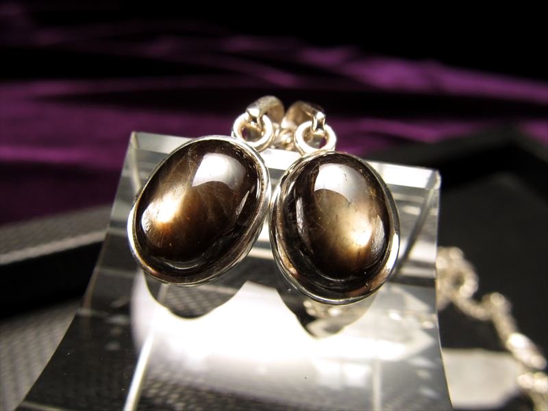 ゴールドシーンサファイア ペンダントトップ オーバル型 Mサイズ 石サイズ縦約11mm-12mm SILVER925 金色のシラーを放つサファイア ケニア産