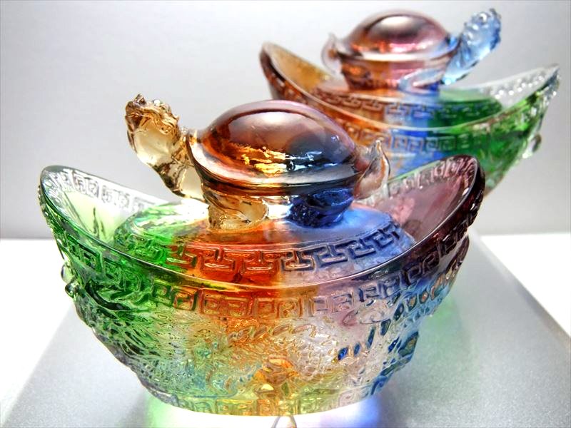 瑠璃製 レインボーカラーの亀装飾 元宝 元寶 横幅約9.5cm 財運アップ・招財のお守り 龍神&鳳凰 瑠璃ガラス製 パワーストーン 天然石