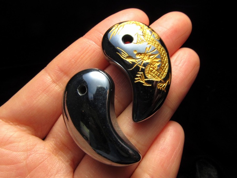 1個売り テラヘルツ鉱石 龍彫り 勾玉 携帯用ポーチ付き 縦約34mm×横約20mm つやつや光沢で鏡のような表面 話題の 高純度 テラヘルツ 鉱石 2026年