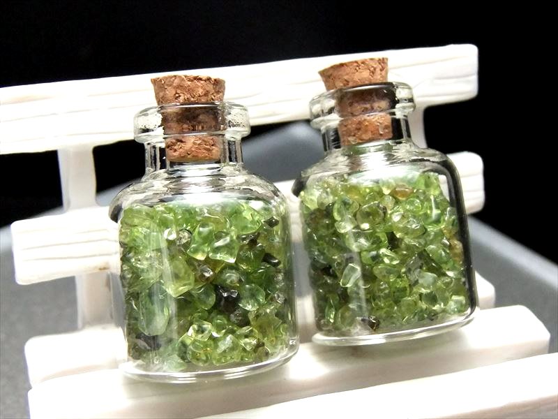 1個売り かわいいミニボトル入り ペリドット 瓶サイズ 縦30mm-35mm 瓶詰めペリドットさざれ ガラスの瓶詰め天然石シリーズ パワーストーン 天然石
