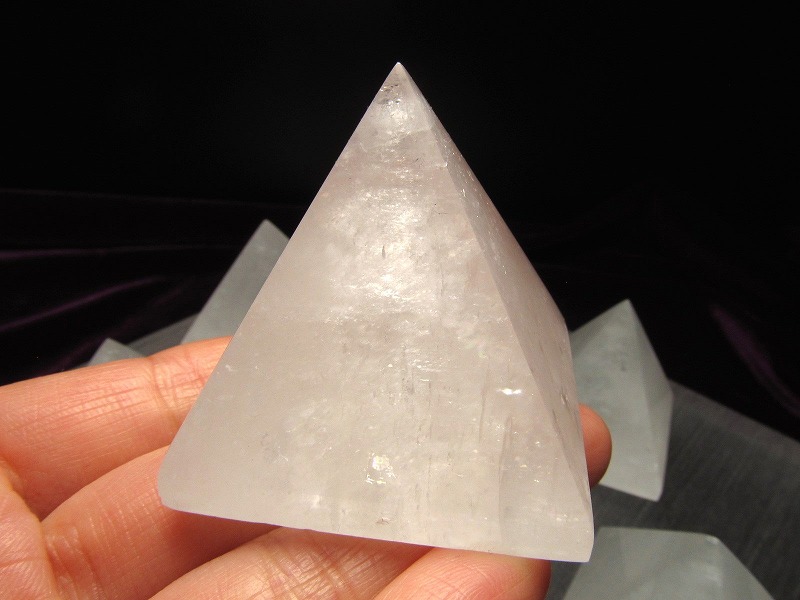 ホワイトカルサイト ピラミッド 重さ約150g-160g 強力な浄化の石 パワーストーン 天然石
