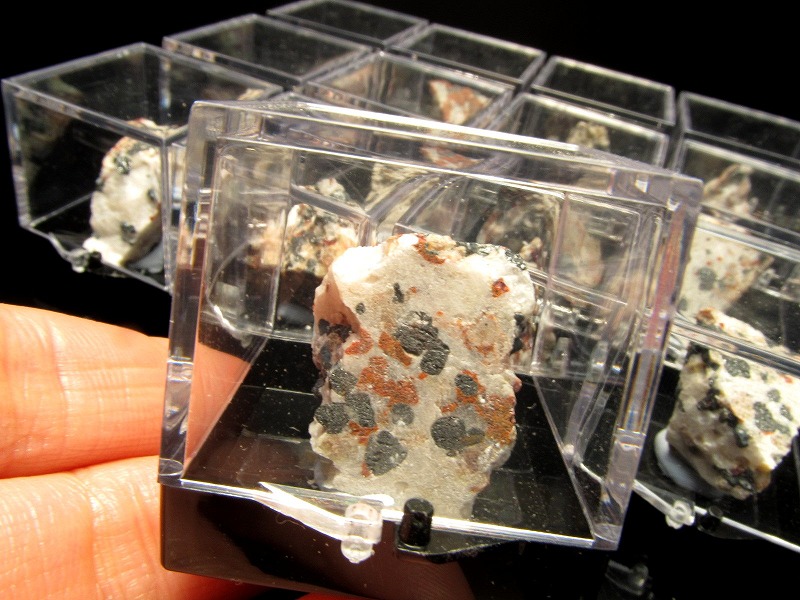 ブラックライトで光る ウィレマイト原石 ケース付き ウィレマイト・カルサイト・フランクリナイト共生ミニチュア結晶 原石コレクションや標本に アメリカ