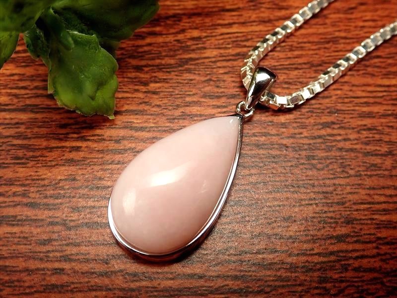 ミルキーピンクオパール 蛋白石 ペンダントトップ 石サイズ縦約23.4mm 約4.1g 桜のような淡いピンク色 艶々ぷっくり 1点物 オーストラリア産