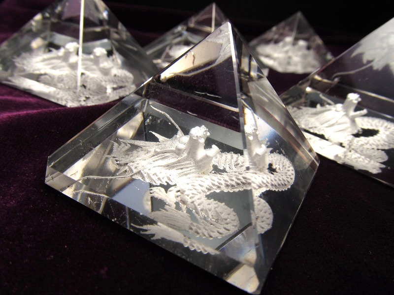 龍彫り 天然水晶 ピラミッド 25g-30g 迫力 手彫り 昇り龍 清竜 大人気スピリチュアルグッズ ピラミッドパワー ブラジル産 ngt