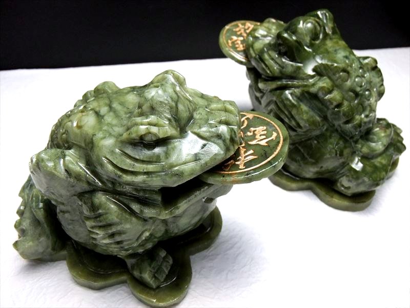 インテリアに サーペンティン 蛇紋石 銭蛙 三本脚のカエル 彫刻置物 500-600g前後 縦約10cm×横約7.5cm×高さ約6cm 招財進寶 ok-s パワーストーン 天然石