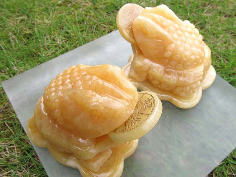 アラゴナイト 銭蛙 三本脚のカエル 彫刻置物 550-700g前後 縦約10cm×横約8cm×高さ約7cm 目元可愛い インテリアに 招財進寶 パワーストーン 天然石
