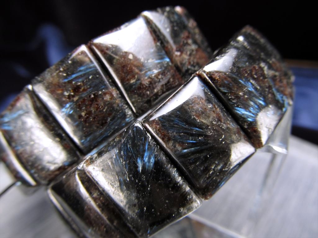 希少石 ヌーマイト バングルブレスレット タイプA 幅約16mm-16.5mm レクタングルタイプ まるで流星 ブルーシルバー&ゴールドの輝き グリーンランド産 bl-p