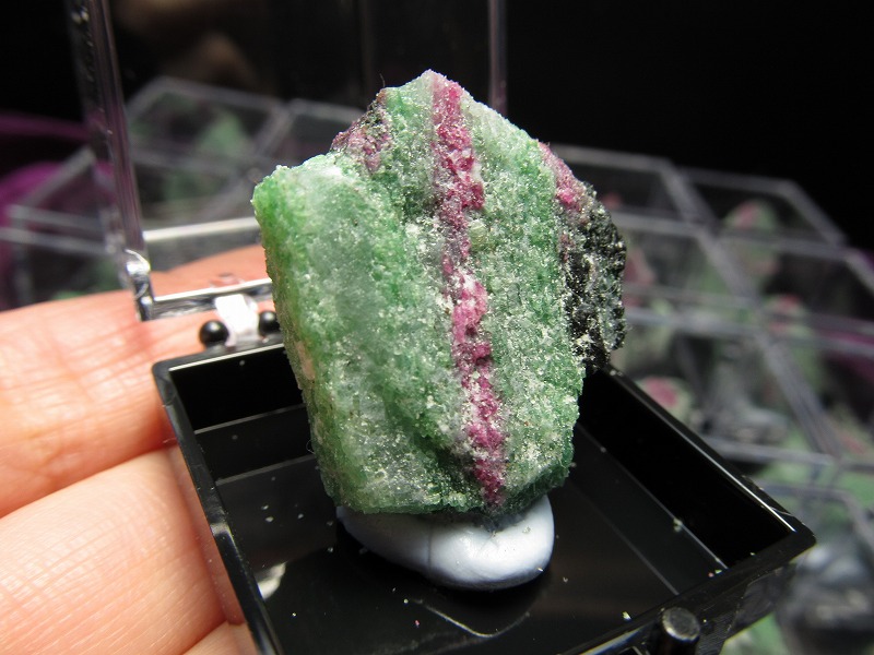 ミニチュア原石シリーズ ルビーインゾイサイト 原石 ケース付き コレクションや標本に 恋愛成就と積極性を引き出す石 赤と緑の鮮やかカラー タンザニア産