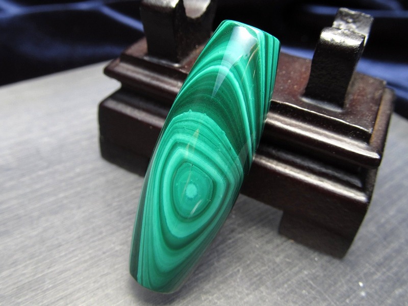 希少 天珠型 天眼マラカイト 大サイズ 長さ約40.1mm 1個売り 天珠型ビーズ 極上グリーン 邪眼除け・肉体と精神を癒す石 孔雀石 コンゴ産 パワーストーン