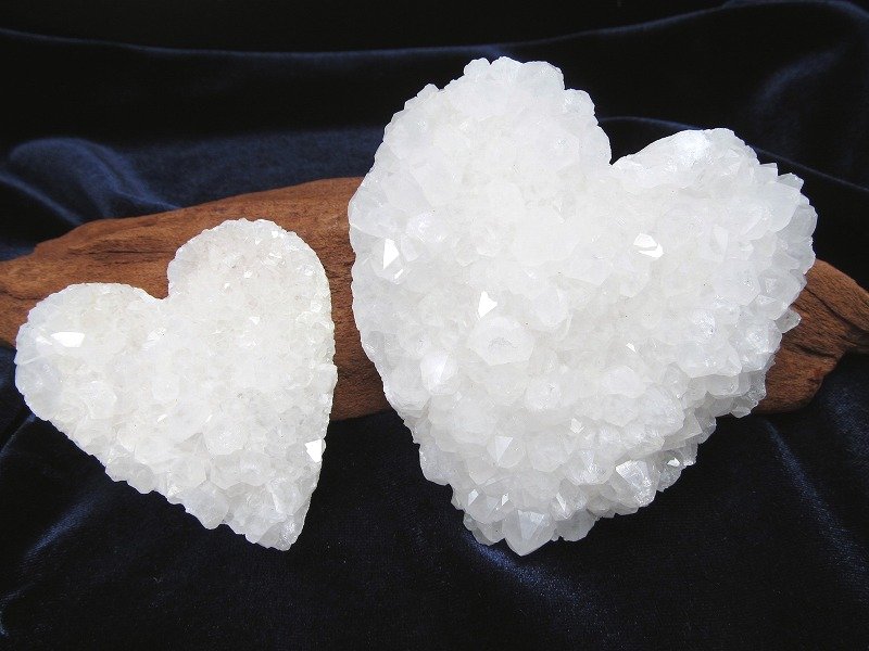 ハート型 水晶クラスター 重さ90g-120g すべての浄化と純粋さの象徴 インテリアにも 天然水晶 ハート型クラスター 四川省産