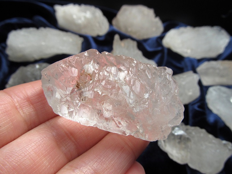 透明タイプ ヒマラヤ水晶 アイスクリスタル ニルヴァーナクォーツ 原石 重さ 60g-70g 強力なパワーを持つ水晶 近年発見された水晶 ヒマラヤ山脈の標高6000m峰