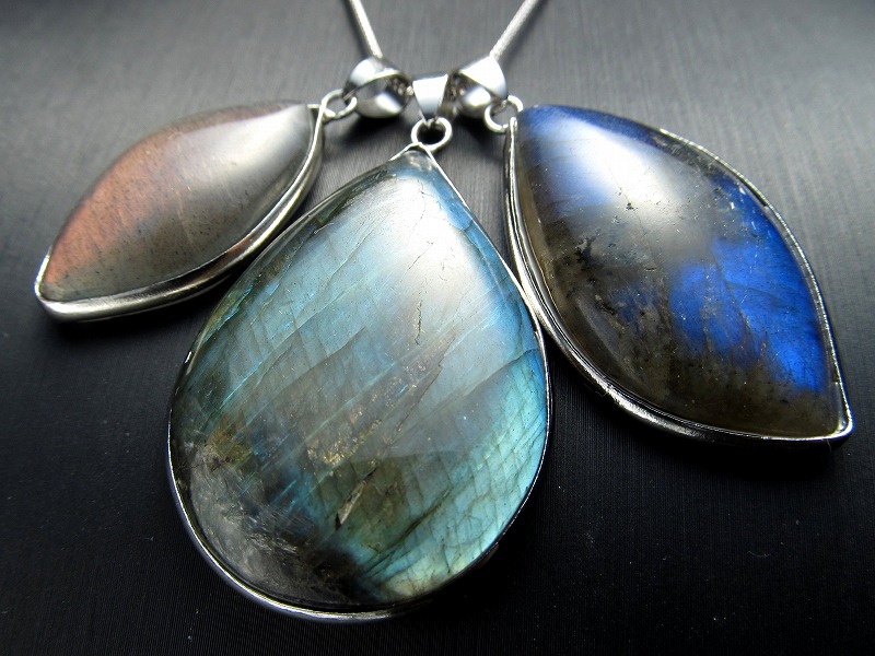 3A+ ラブラドライト 枠あり さまざまな形のペンダントトップ 重さ18g-20g ブルーシラー レインボーシラー 極上天然石 マダガスカル産