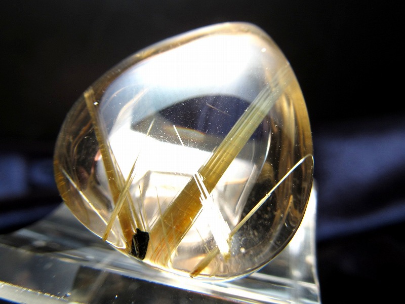 4A+ ヘマタイト付き タイチン ゴールドルチルクォーツ タンブル 専用ポーチ付き 縦22.7mm 重さ9.4g 極上針入り水晶 お守りとしても 1点物 ゴールドルチル