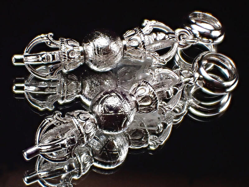 激安宣言 ギベオン 丸玉付き ヴァジュラ 五鈷杵 ペンダントトップ 縦約22mm 1個売り バチカン含む SILVER925 ナミビア・ハルダブ州産 geki-met2F51