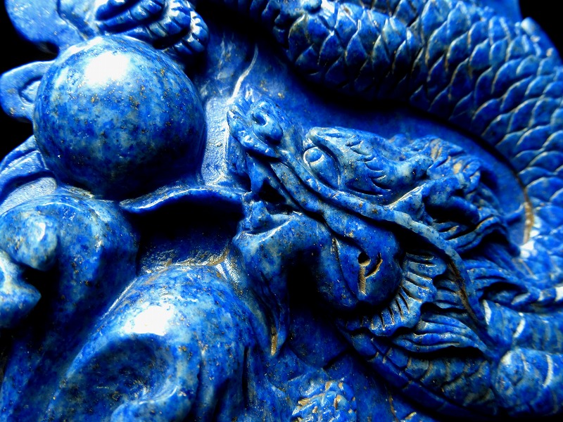 玉持ち龍神 ラピスラズリ 龍彫刻置物 重さ197g 高さ130mm 木製台付き ドラゴンボールモチーフ 一点もの 龍玉付き 9月の誕生石 アフガニスタン産