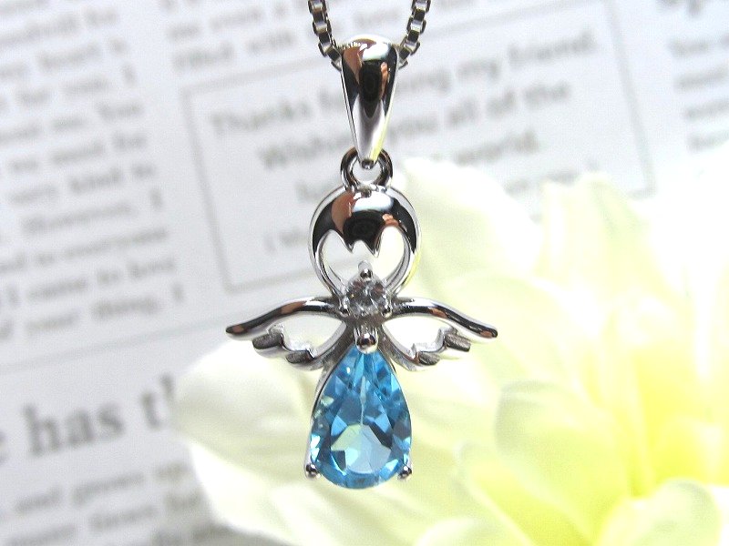 エンジェルモチーフ スイスブルートパーズ ペンダントトップ ペアシェイプカット 石サイズ縦約8mm 透明度抜群 爽やかなスカイブルー Silver925 ブラジル産