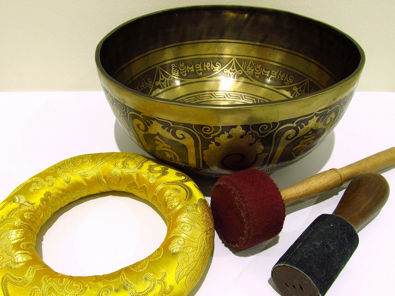 癒しの音色 特大サイズ 梵字彫り シンギングボウル 幅28.4cm 重さ2.25kg マレット枹 ばち 2種と座布団付き ヒーリングツール 一点物 瞑想鈴 パワーストーン