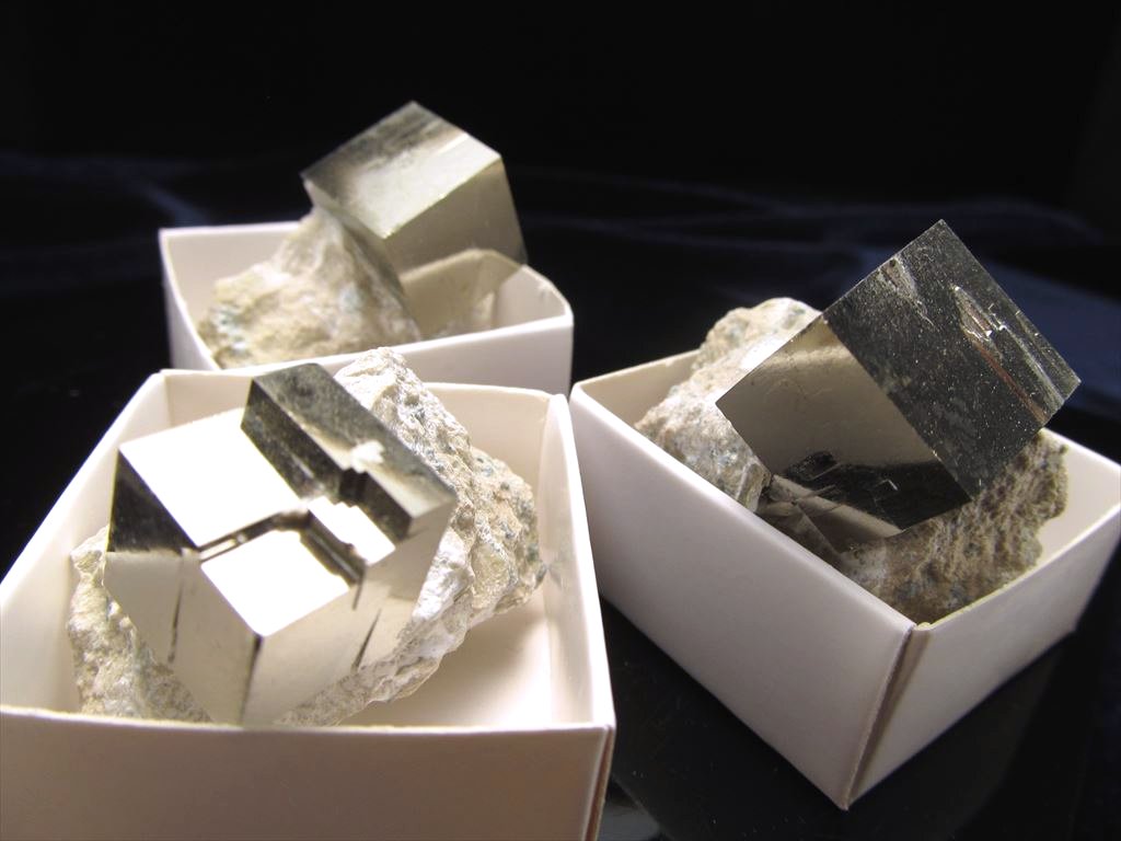 母岩付きタイプ ミニ原石 パイライト キューブ 母岩付きミニチュア原石 コレクションや標本に スペイン産 ge- パワーストーン 天然石