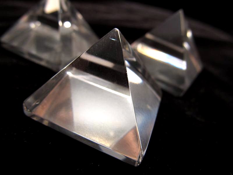 ピラミッド 水晶 置物 高さ約15mm 幅約21mm ピラミッドパワー 天然石 パワーストーン 風水 ミニサイズ ブラジル産