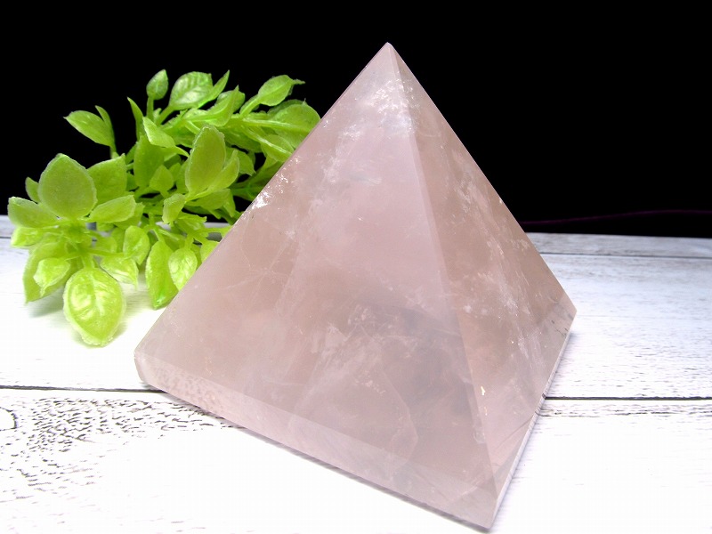 透明ピンク 虹入り ローズクォーツ ピラミッド 高さ60.5mm 重さ285g 置物 天然石 パワーストーン 愛とやさしさの象徴 一点もの 紅水晶 パワーストーン 天然石