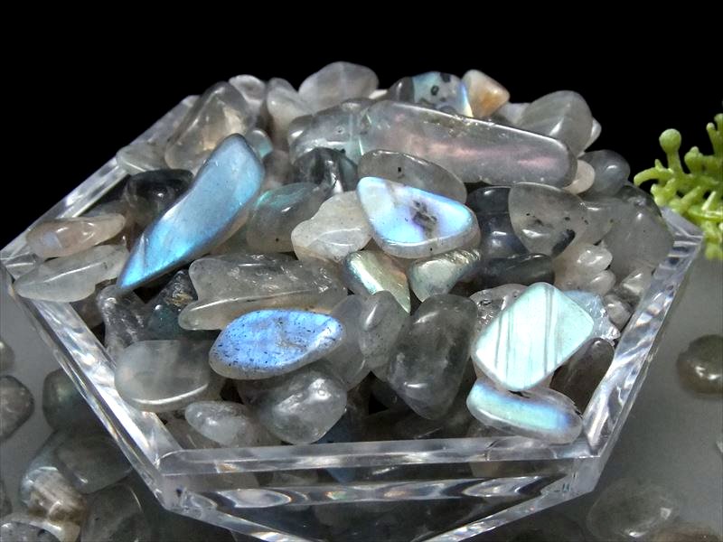 透明美麗シラー ラブラドライトさざれ 100グラム 困難を打開する石 浄化用 インテリアに 粒の大きさ 約4ミリ-22ミリ サザレ パワーストーン マダガスカル産