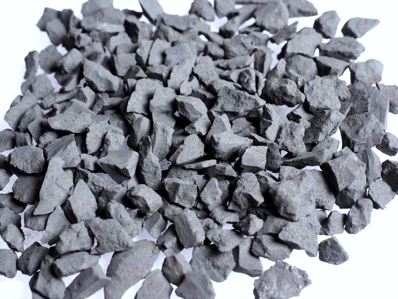 シュンガイト シュンガ石 さざれ 約200g入り 粒サイズ約3mm-6mm 地球上で唯一の天然フラーレンを含む希少鉱物 サザレ石 カレリア共和国産 パワーストーン