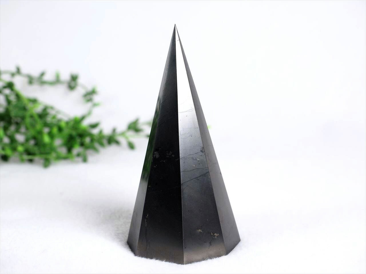 ギャランティーカード付属 シュンガイト シュンガ石 八角柱ポイント 高さ約55mm-65mm 地球上で唯一の天然フラーレンを含む希少鉱物 カレリア共和国産