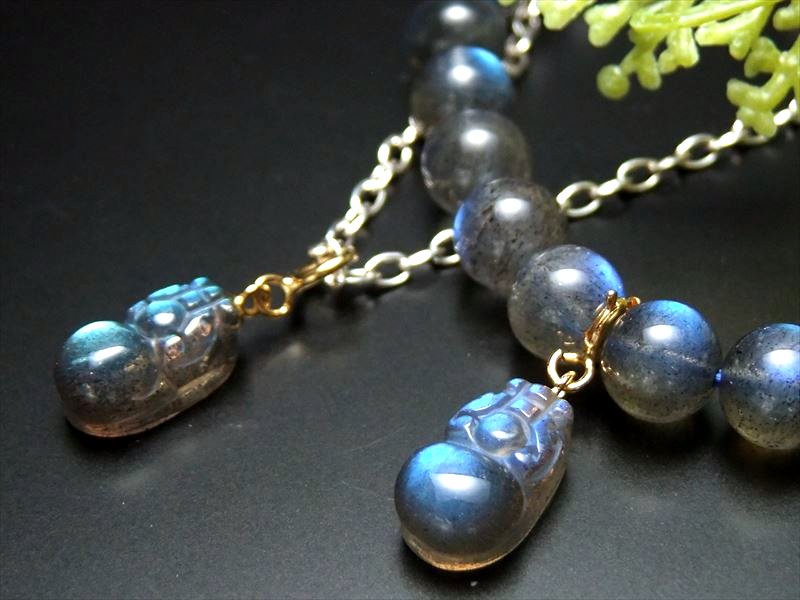 ブレスのチャームにも出来る引き輪付き 4A ラブラドライト ヒキュウ 貔貅 ペンダントトップ 重さ1.5g-2.0g前後 財運の象徴 お守りとしても 上質シラー