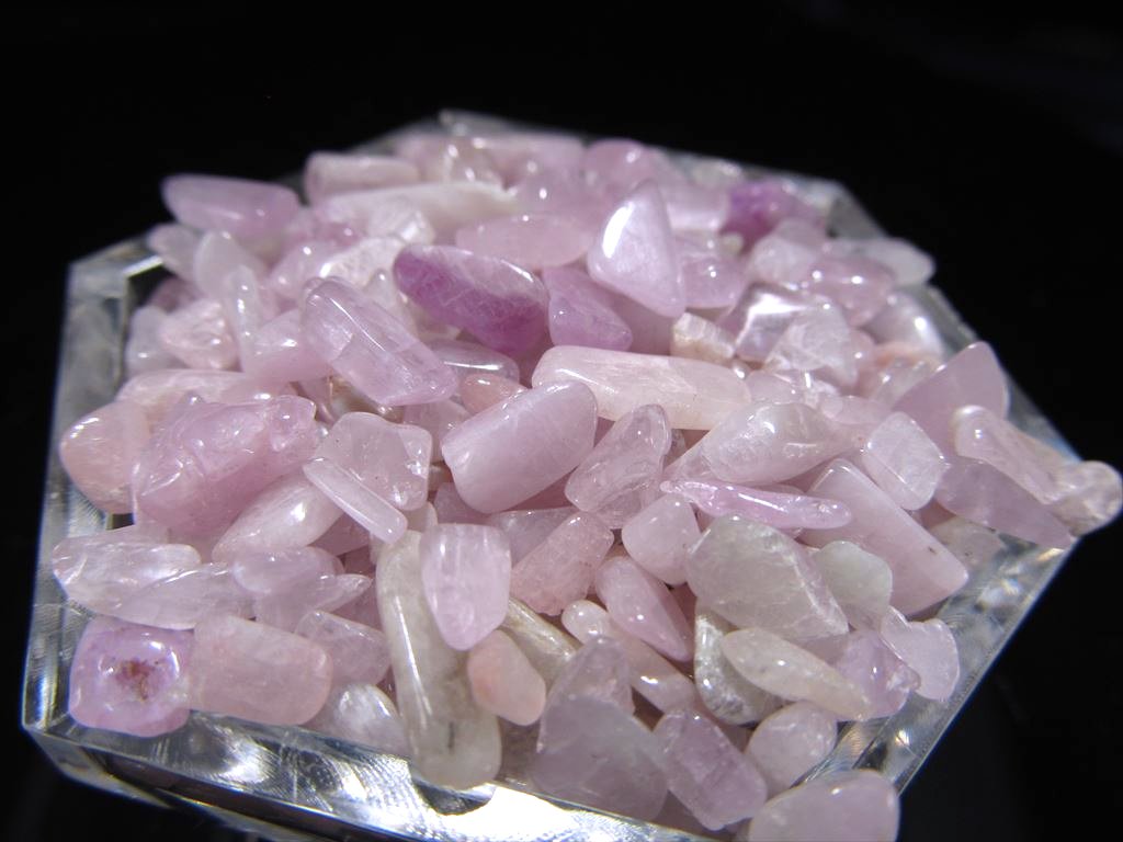 クンツァイト さざれ 100g 粒約3mm-9mm リチア輝石 9月の誕生石 天然石 sa-s