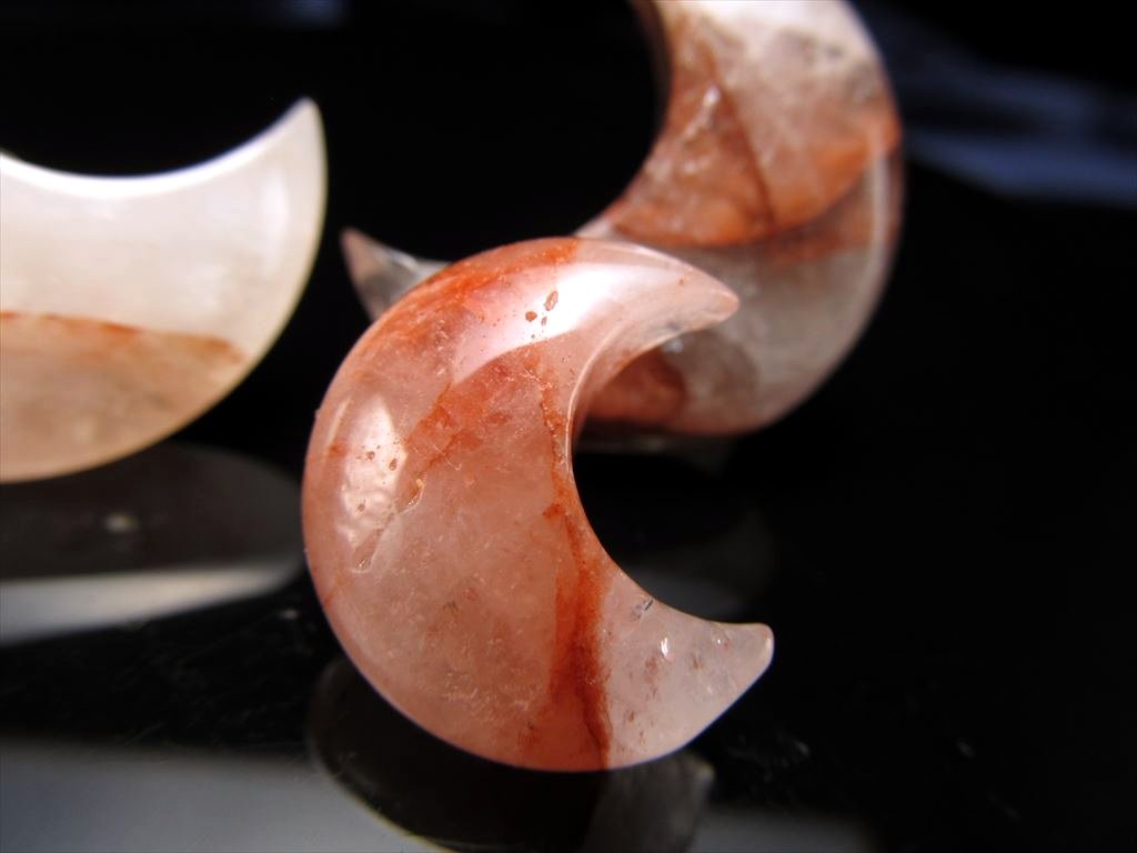 マニカランクォーツ ムーン型 タンブル 約20mm 希少なマニカラン産水晶原石削り出し 心身の調整・癒しの御守り ギャランティカード付き