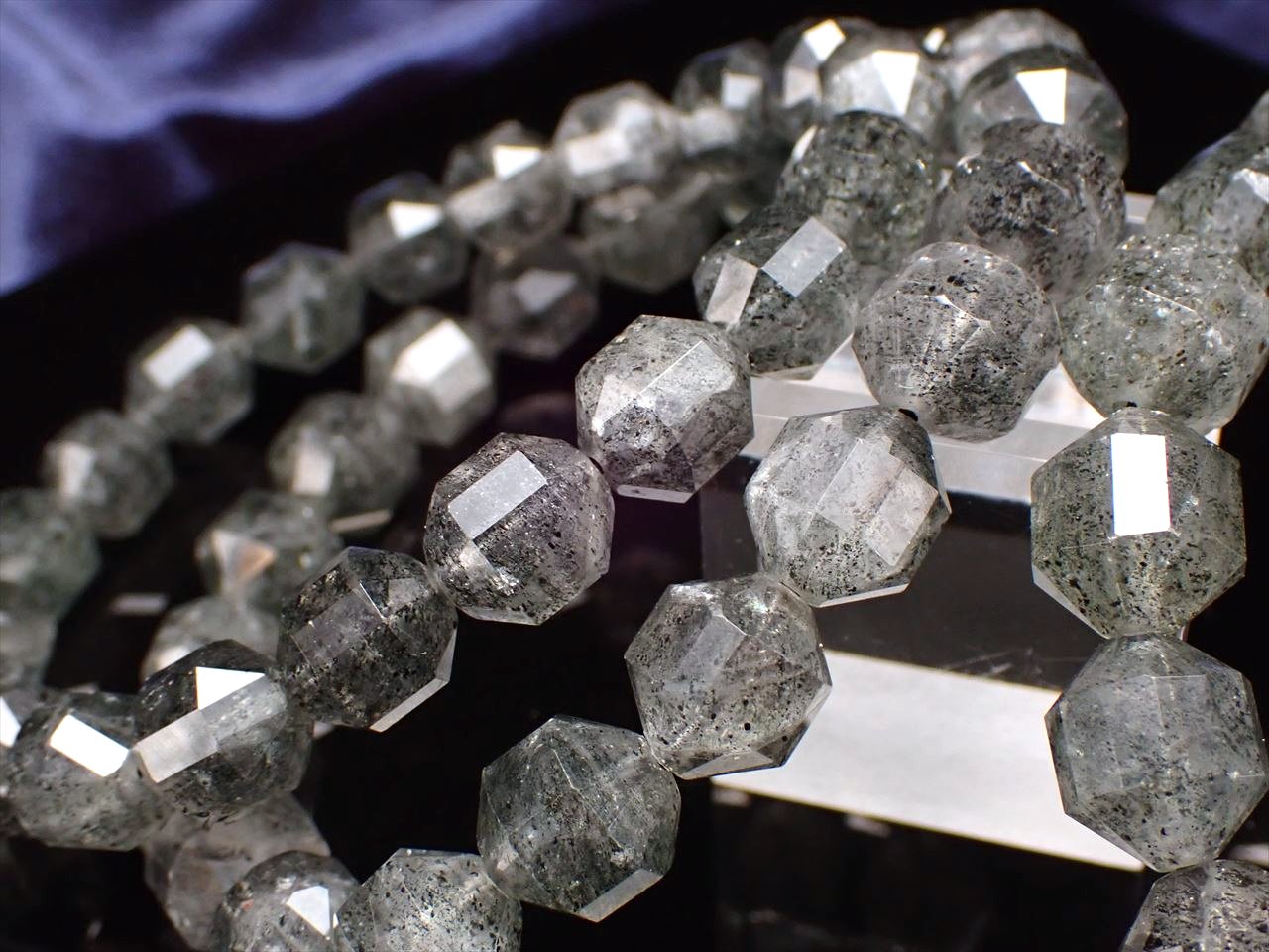 ダークカラー フィリフォーム 毛状 ・クリスタルインクォーツ 多面カット ブレスレット 約7mm-7.5mm×23珠前後 たっぷりインクルージョン