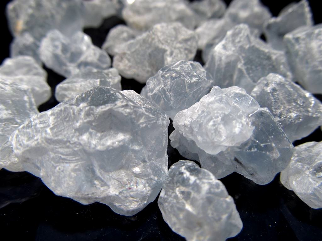 セレスタイト 天青石 結晶原石 さざれ 200グラム 粒の大きさ 約10-30mm 空のように澄み切った青色 天使の石 強力な浄化パワー マダガスカル産 パワーストーン