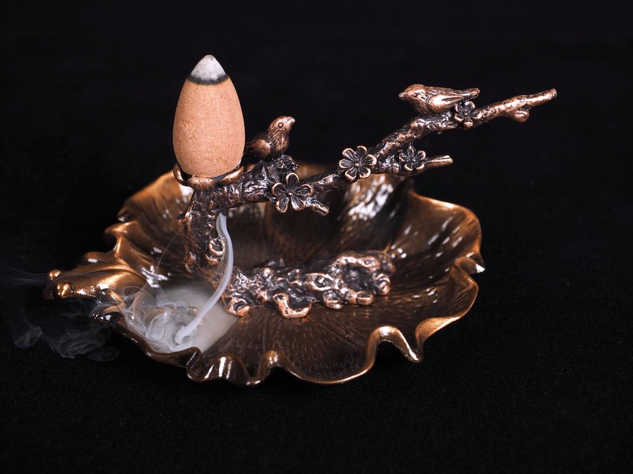 梅の木&蓮の葉 倒流香炉 高さ約5.1cm 最大幅約9.3cm 縁起物 春の訪れを告げる梅の花 倒流香 コーンタイプ &スティックタイプ用 真鍮合金製 動画あり